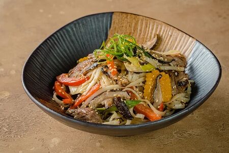 Удон с говядиной в сливочно-трюфельном соусе