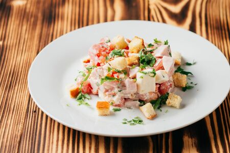 Салат с ветчиной, помидором и сыром