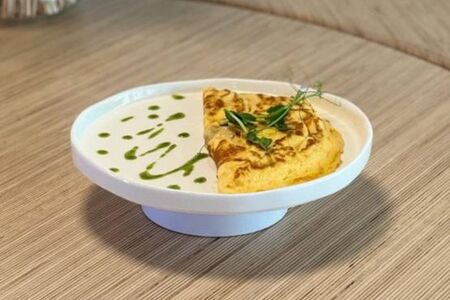 Омлет с томатами, базиликом и моцареллой