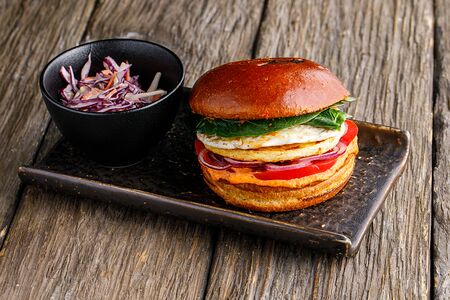 Бургер с картофельным драником, яйцом пашот и соусом из печеного огурца