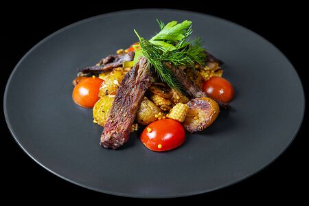 Теплый салат с говядиной