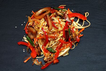 Удон с морским коктейлем