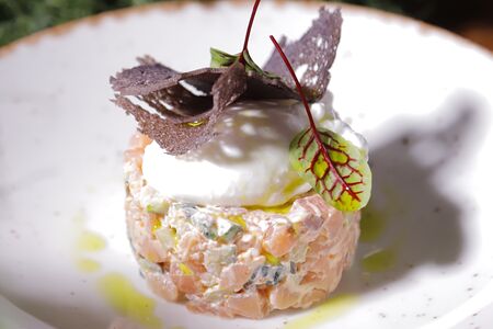 Салат с семгой и яйцом пашот