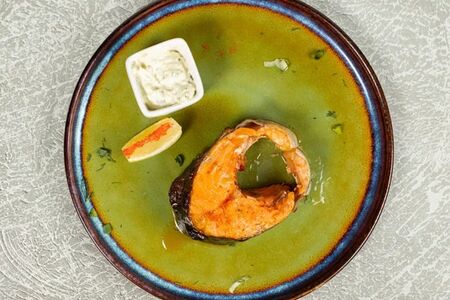 Стейк из форели с соусом тартар