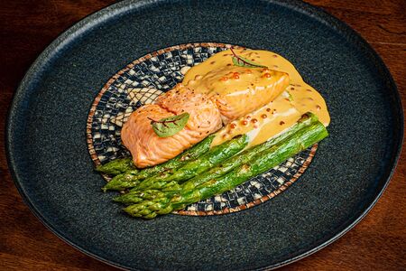Филе лосося со спаржей