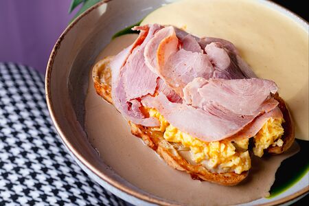 Булочка Боу де Кежо с ветчиной и грибным соусом