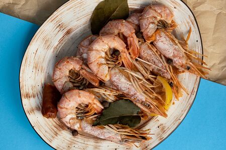 Острые варёные креветки со специями