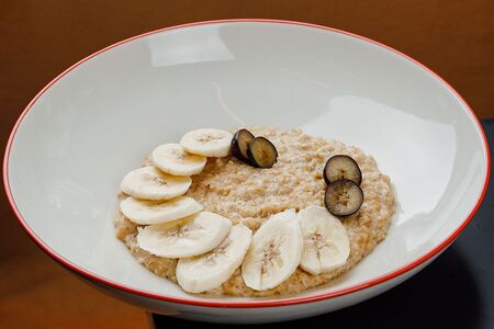 Каша овсяная с карамелью и бананом