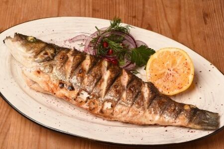 Сибас, жаренный на гриле с лимоном