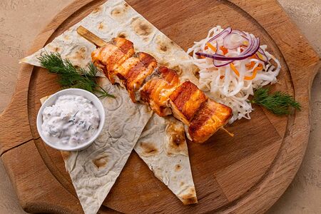 Шашлык из лосося с соусом тартар