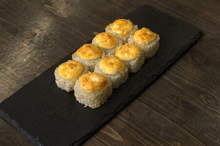 Запеченный ролл с лососем
