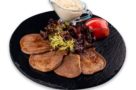 Тёплый телячий язык с яблочным соусом