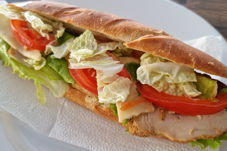 Сэндвич с курицей и соусом Цезарь