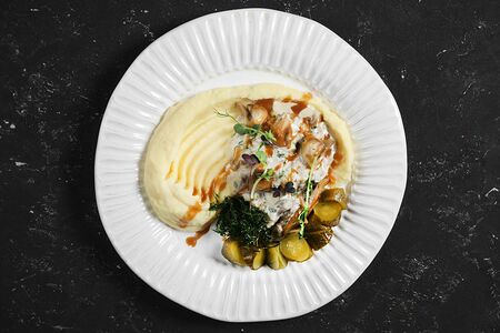 Бефстроганов с грибами и картофельным пюре