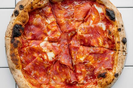 Пицца с острой салями