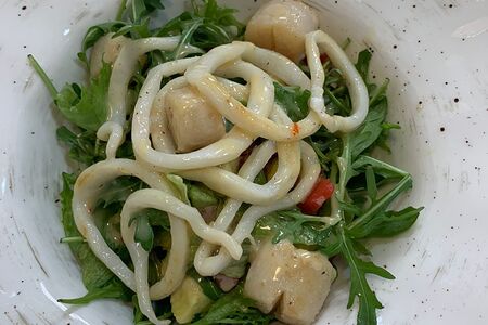 Теплый салат с дальневосточным гребешком и винной грушей