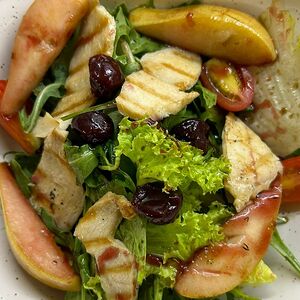 Салат с куриной грудкой и свежей грушей