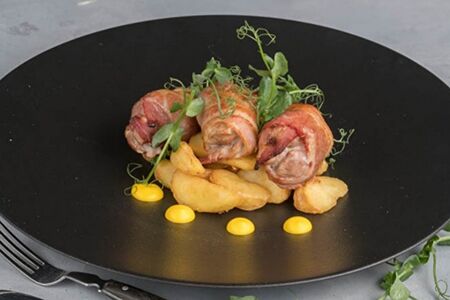 Медальоны, запеченные в беконе