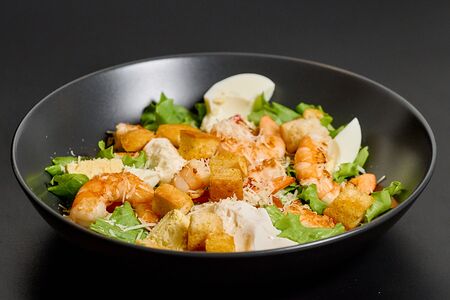 Салат Цезарь с креветками