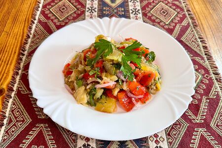 Тёплый салат Мангал из запеченных овощей 