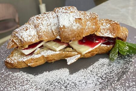 Круассан с сыром Бри и брусничным вареньем 