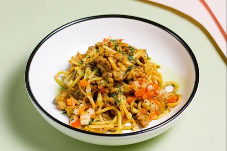 Спагетти с говядиной и соусом из печеных овощей