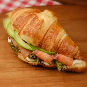 Կրուասան սաղմոնով