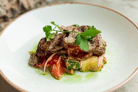 Стейк-салат с вырезкой из мраморной говядины