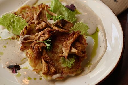 Драники с лисичками и грибным соусом