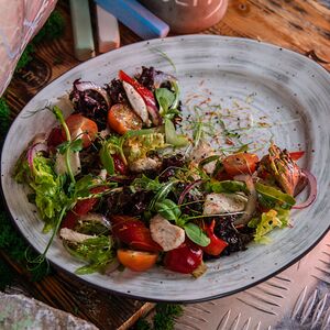 Легкий салат с курицей