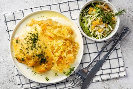 Кета под моцареллой с тушеной капустой и салат Легкий