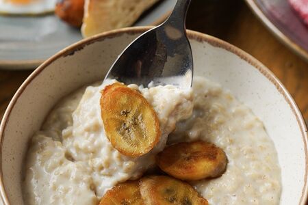 Каша овсяная с карамелизированными бананами