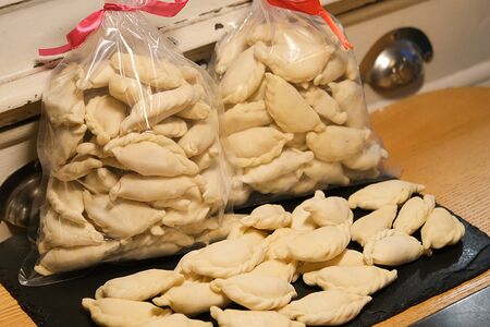 Вареники с вешенками, тушенными в сметане