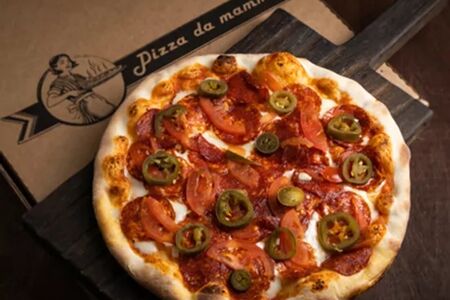 Пицца Пепперони с томатами и халапеньо