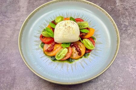 Капрезе с разноцветными томатами