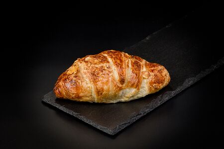 Круассан с миндалем