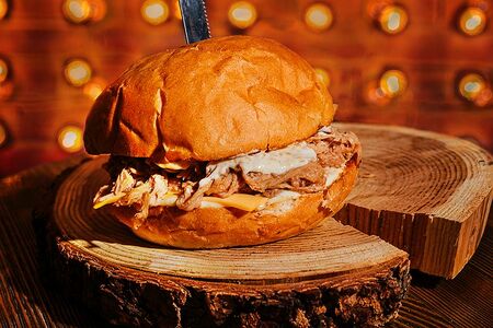 Бургер со взрывной свининой и горчичным соусом