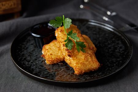 Сулугуни жареный с брусничным соусом