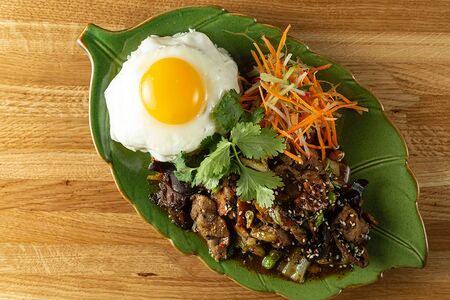 Говядина в черно-перечном соусе с яйцом и рисом