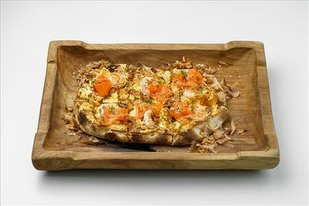 Пицца Лосось, креветки, том ям и стружка тунца