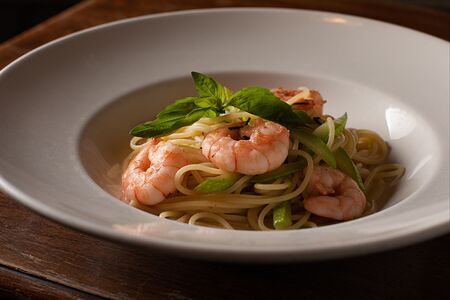 Спагетти с креветками и кабачками