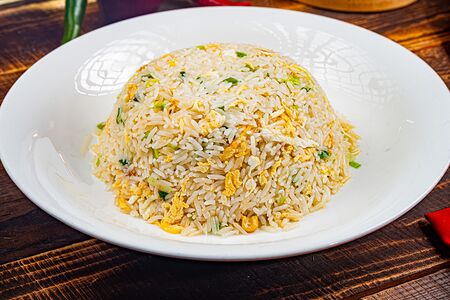 Жаренный рис с луком и яйцом