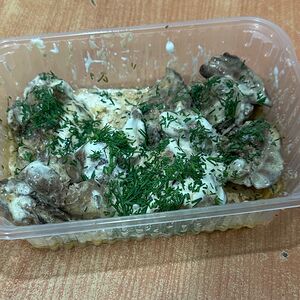 Тушеная капуста с грибами в сметанном соусе