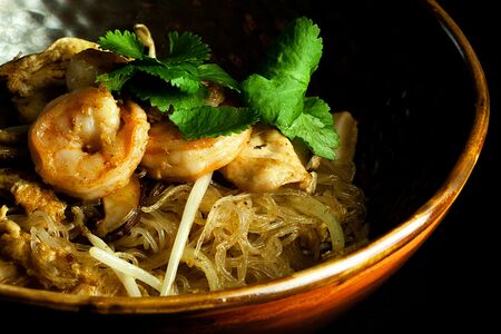 Сингапурский вок с курицей и креветками