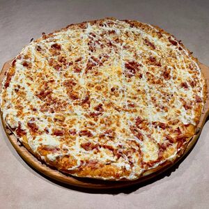 Пицца с копченой колбасой