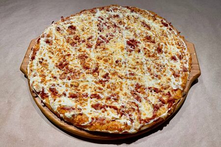 Пицца с копченой колбасой