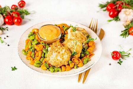 Медальонки куриные с разноцветными макаронами