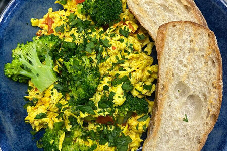 Тофу-скрэмбл с тостом