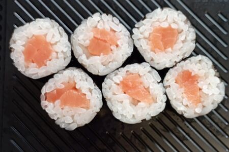Ролл с лососем