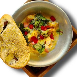 Креветки в сливочном соусе с трюфельной пудрой и маринованными перцами